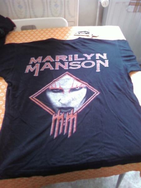 détail du t shirt au dos
